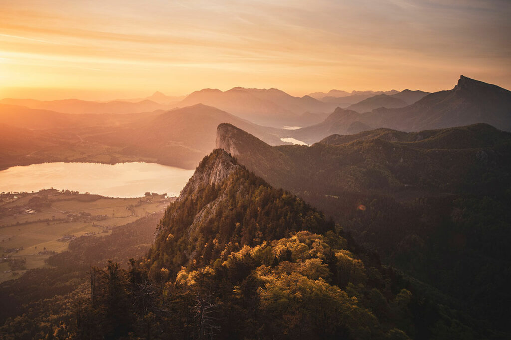 Der Blick vom Schober auf vier der vielen Seen im Salzkammergut. Foto: Georg Kukuvec