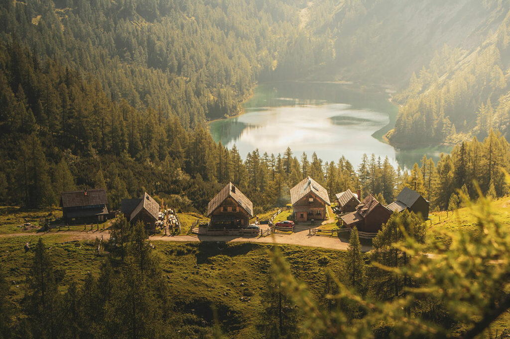 Von der Trawenghütte am Steirersee sprang der Teufel der Sage nach ins Tal. Foto: Georg Kukuvec